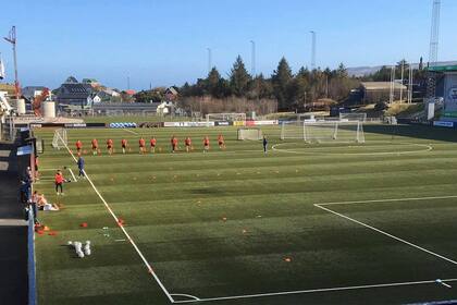 Una postal del entrenamiento del HB Torshavn preparándose para reanudar el fútbol el próximo 9 de mayo