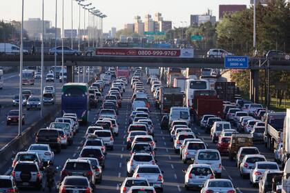 Una postal del éxodo turístico de Semana Santa da cuenta de la cantidad de autos que transitan las rutas argentinas