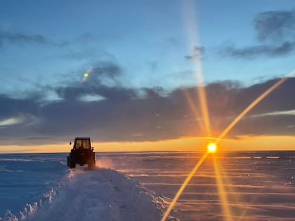 Una postal del final del arreo al atardecer
