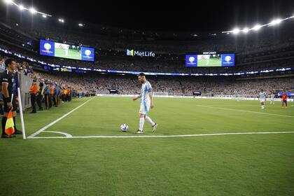 Una postal del fútbol, Messi, la pelota y un estadio repleto para verlo