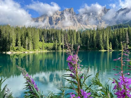 Una postal del impactante Lago Di Carezza, uno de los sitios más bellos de Dolomitas.