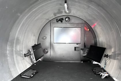 Una postal del interior de Titan, donde puede verse el joystick con el cuál se manejaría el sumergible, que hoy se encuentra desaparecido