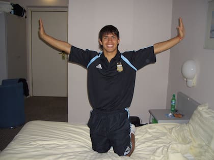 Una postal del Kun durante sus primeras concentraciones con la selección argentina