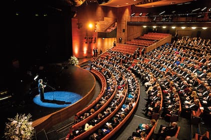 Una postal del National Theater, en Bratislava, Eslovaquia, donde los reyes de los Países Bajos, organizaron un concierto de gala en honor a la presidenta Zuzana Caputová y a su marido, Jura Rizman. 