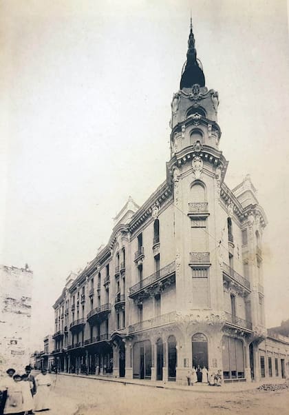 Una postal del Palacio Costaguta a principios de siglo; como se ve a la izquierda de la imagen, todavía no estaba construido el palacio de tribunales