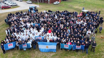 Una postal del personal de INTA Castelar cuando se manifestó en defensa por el desmantelamiento del organismo