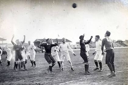 Una postal del primer partido de rugby que disputó un combinado argentino en la historia, contra los ingleses en 1910