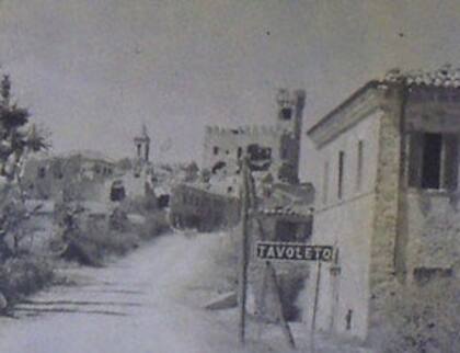 Una postal del pueblo de Tavoleto en tiempos de la Segunda Guerra Mundial, uno de los lugares donde Cameron combatió y terminó herido