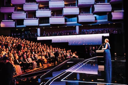 Una postal del Royal
Festival Hall de Londres, a sala
llena, en el momento en el cual
Jessie Buckley recibe su galardón como Mejor Actriz por Hamnet