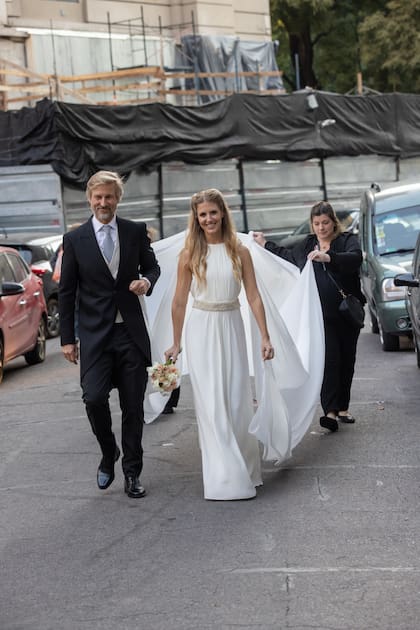 Una postal del sábado pasado: Tati y su familia hicieron "la previa" de la ceremonia religiosa en el departamento de unos amigos, ubicado cerca de la Plaza San Martín. Poco antes de las 17, salieron todos juntos caminando rumbo a la basílica. Tati, feliz, encabezaba la marcha y, algunos pasos más atrás, sosteniéndole la cola del impactante vestido, iban su madre, su padre y sus dos hermanos, Baltazar y Silvestre. Así, unidos, atravesaron la plaza y cruzaron la calle.