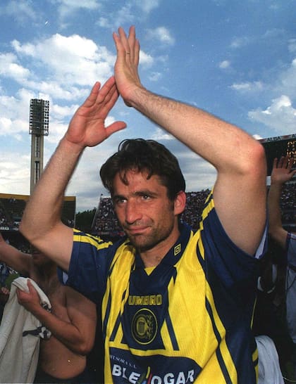 Una postal del tiempo: Pizzi, delantero de Central, luego de brillar en un partido contra San Lorenzo, hace 20 años