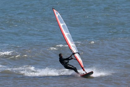 Una postal diferente: Cambiaso y el windsurf, uno de los deportes elegidos para el esparcimiento