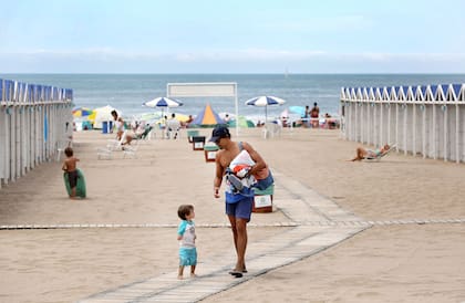 El costo diario para el alquiler de una carpa en Playa Grande inicia en los 150.000 pesos por día