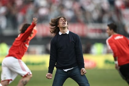 Una postal emotiva: Almeyda festeja el triunfo de River con el corazón