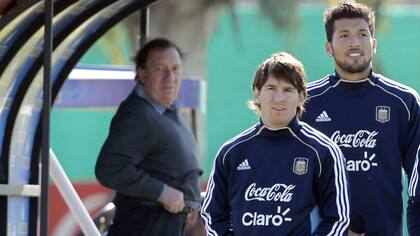 Una postal en el tiempo: Bilardo, en el predio de la AFA, observa a un joven Messi; Garay completa la escena