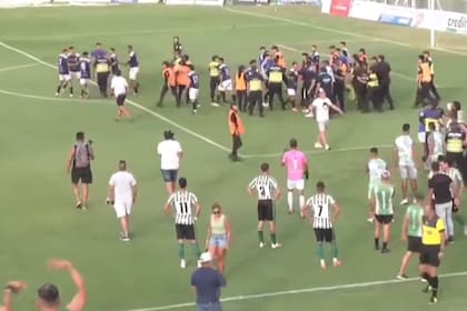 Una postal extrema, durante un partido del interior: hinchas, futbolistas, árbitros y policías en una batalla campal; fútbol a todo o nada