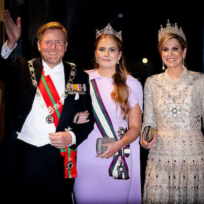Una postal familiar de los soberanos de los Países Bajos con su hija mayor, en la cena de gala, en el Palacio.