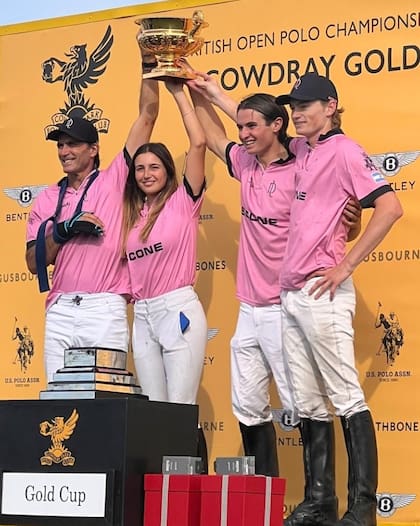 Una postal familiar histórica: Cambiaso y su hija Mia, en lo más alto de la Gold Cup, campeones del Abierto Británico