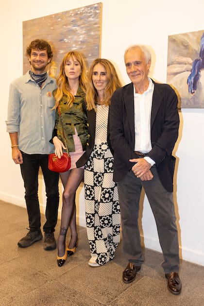 Una postal familiar: Mercedes Larreta con su marido, Enrique Campos (a la derecha), su hija María, que es cantante y actriz, y la nueva pareja de ella, el fotógrafo Sebastián Zavalía (a la izquierda).