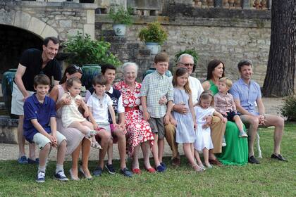Una postal feliz de toda la familia real danesa en el castillo, en 2014. La reina Margarita posa en el centro de la imagen junto a su marido, el príncipe Henrik (murió en 2018), rodeada por sus hijos Joaquín y Federico, sus nueras Marie y Mary (la actual reina) y sus nietos