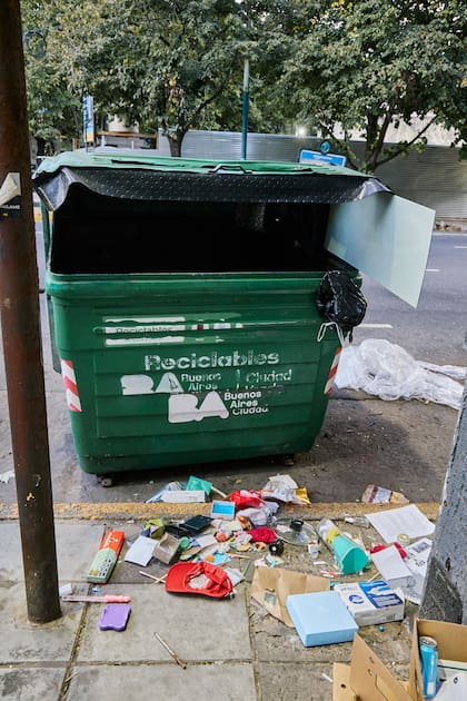 Una postal frecuente en la avenida Forest casi Virrey Loreto, en Colegiales