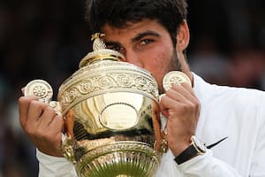 Carlos Alcaraz derrotó a Djokovic y festejó por primera vez como campeón de Wimbledon