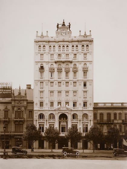 Una postal histórica del Palacio Biol donde hoy funciona la AGN.