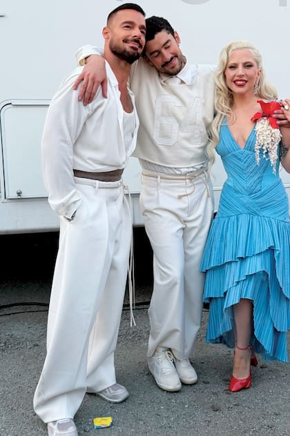 Una postal inolvidable junto a Ricky Martin y Lady Gaga, invitados de lujo a este show, potente desde todos los ángulos. “Me tienen que dar varias horas para dejarme entender el tsunami de emociones que estoy sintiendo”, escribió Ricky Martin. Lady Gaga impactó con un diseño plisado de la firma dominicana Luar. El detalle: la Flor de Maga en el bretel. Considerada la flor nacional de Puerto Rico, simboliza fortaleza y valentía