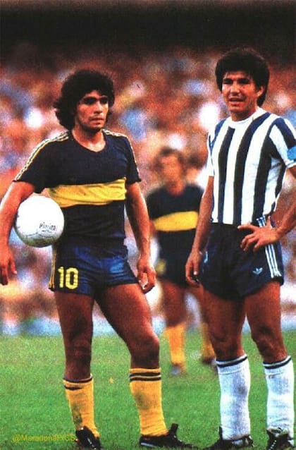 Una postal inolvidable: Maradona y Luis Galván, el día del debut de Diego en Boca, en febrero del 81
