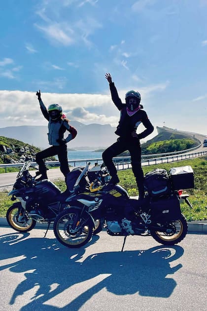 Una postal para el recuerdo con su amiga Karina Bernard (creadora de
BB ROADS) en la famosa Ruta del Atlántico.