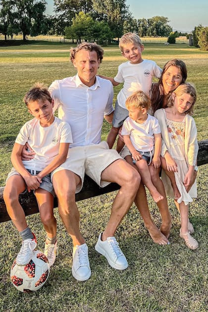 Una postal que el ex futbolista compartió en su Instagram para recibir 2023, acompañado por sus cuatro hijos.