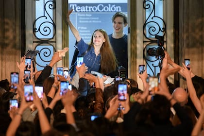 Una postal que se repite desde 2023: celulares y programas de mano en alto, para saludar a la bailarina en la calle después de la función