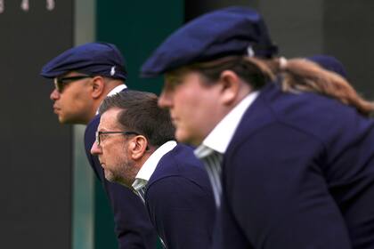 Una postal que ya no se verá: los jueces de línea en Wimbledon. El All England Club ha anunciado que se utilizará la inteligencia artificial para hacer las llamadas de "out" y "fault" en los campeonatos a partir de 2025. (AP Foto/Alberto Pezzali, Archivo)