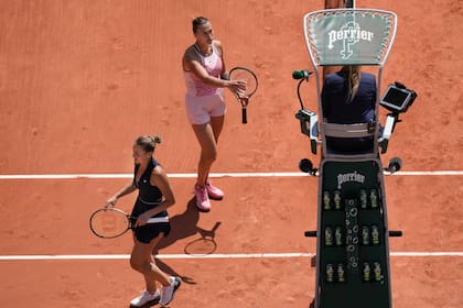 Una postal recordada: Aryna Sabalenka espera con la mano dispuesta y Marta Kostyuk sigue de largo, tras el partido entre ambas en Roland Garros en mayo del año pasado