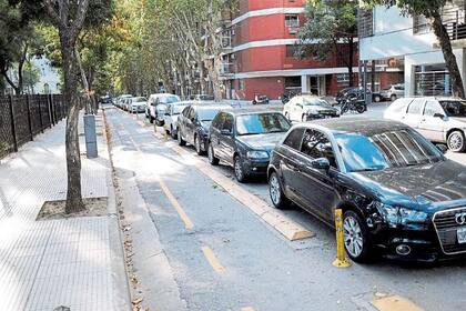 Una postal repetida: vehículos en infracción junto a la bicisenda de la calle Moldes