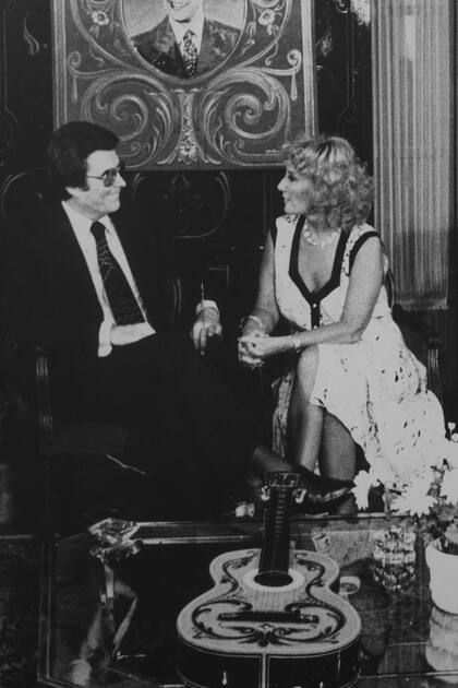 Una postal retro de Silvio Soldan junto a Mirtha Legrand