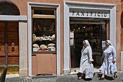 Una postal típica de Vaticano: monjas y curas pasan cada día frente a Ranificio Arrigoni. (Photo by Andreas SOLARO / AFP)