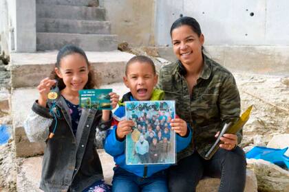 Una postal y un par de tapones para los oídos completaron el botín descubierto por Trina Davis Williams y sus hijos