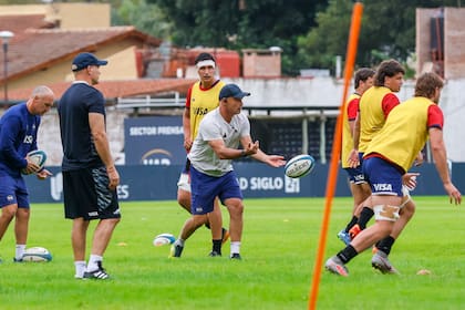 Una práctica en Buenos Aires, con Nico Fernández Miranda y la pelota y la atenta mirada de Felipe Contepomi, coach de los Pumas