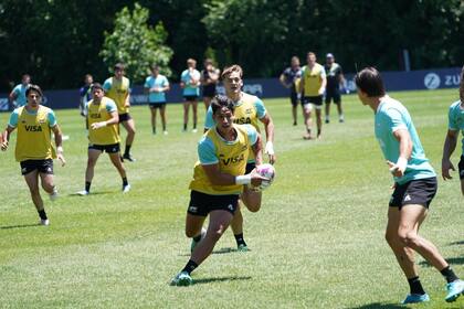 Una práctica en Casa Pumas antes de partir hacia Medio Oriente; Morales porta la pelota con respaldo de Mare.