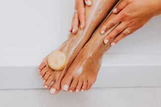 El mágico baño natural que reduce la inflamación y combate los hongos de los pies