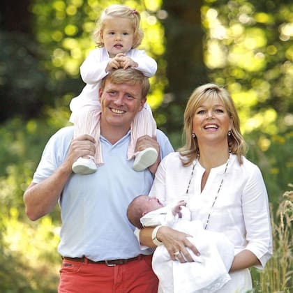 Una princesa Alexia recién nacida en brazos de su madre (Foto: Instagram @queen.maxima /@koninklijkhuis)