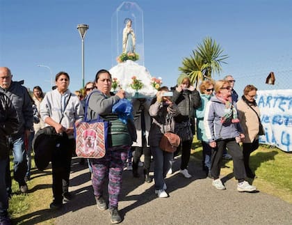Una procesión con la imagen de la Virgen de Lourdes