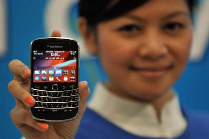 Una promotora en Indonesia muestra un teléfono BlackBerry. La compañía canadiense está en la mira de Lenovo, pero el gigante chino debe enfrentar el escrutinio de los gobiernos norteamericanos
