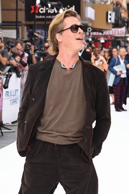 Una propuesta en la gama de los marrones, remera informal y toda la onda, en el Cineworld Leicester Square, Londres.