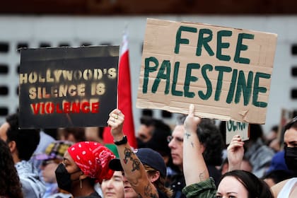 Una protesta contra la ofensiva israelí afuera de la ceremonia de los premios Oscar, en Los Ángeles