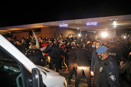 Una protesta de vecinos impidió el ingreso de Lázaro Báez al country y debió volver a la cárcel de Ezeiza