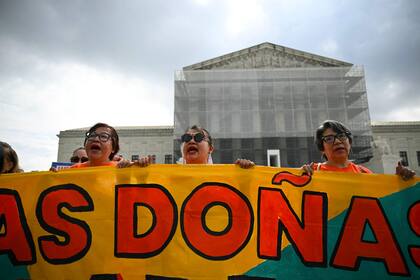 Una protesta frente a la Corte Suprema, en Washington, por la orden ejecutiva de Donald Trump sobre el derecho a la ciudadanía por nacimiento.