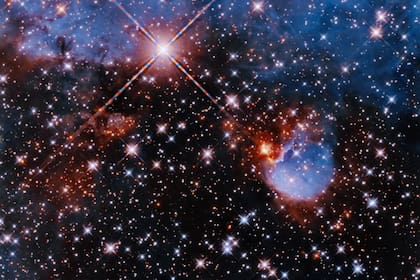 Una protoestrella envuelta en el gas de una nebulosa de emisión dentro de la región de formación estelar GAL-305.20+00.21