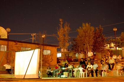Una proyección al aire libre en el pueblo mexicano Colonia Lucero